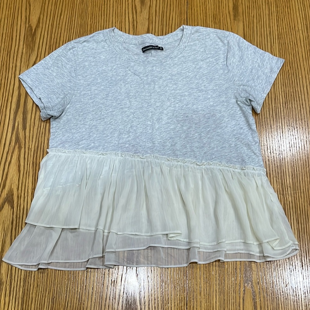 Abercrombie Top Super Cute! Gently worn but in very good condition!